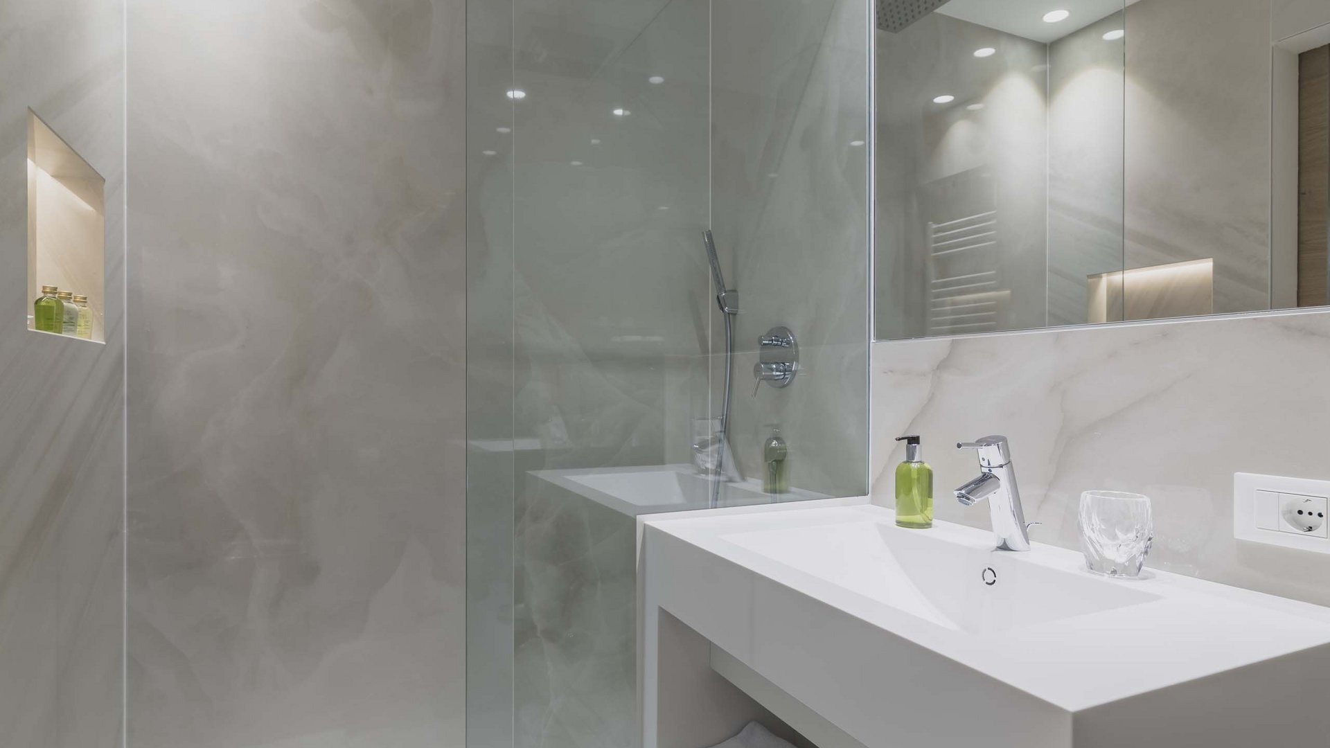 Un hotel nel verde: a Bolzano, tra natura e città Un hotel nel verde: a Bolzano, tra natura e città